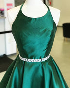 Robes de bal de retour à la maison en satin vert foncé à col rond, robe de bal courte