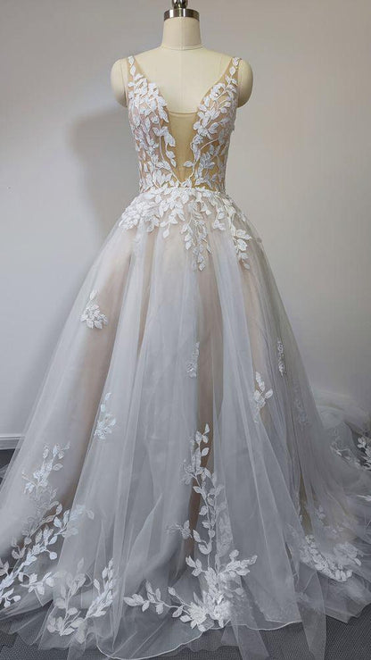 Tiefer V-Ausschnitt Spitze Brautkleider Romantisches Brautkleid mit Schleppe