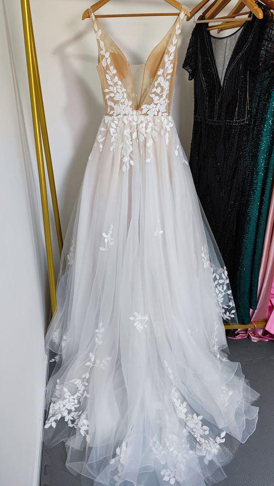 Tiefer V-Ausschnitt Spitze Brautkleider Romantisches Brautkleid mit Schleppe
