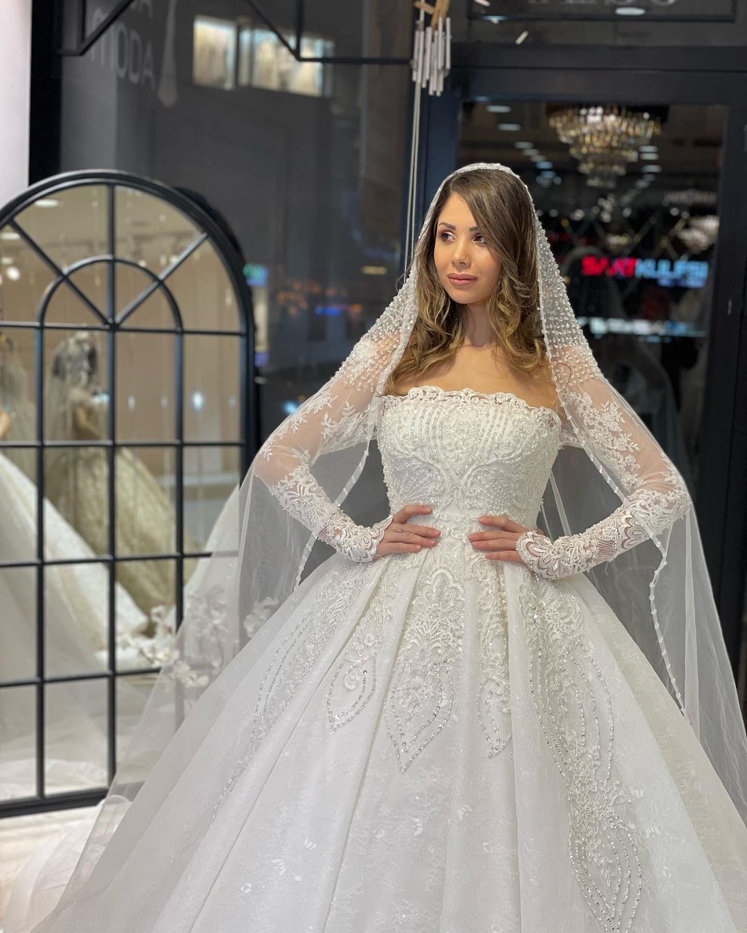 Deluxe bodenlanges, langärmliges A-Linien-Brautkleid aus Spitze mit Rüschen