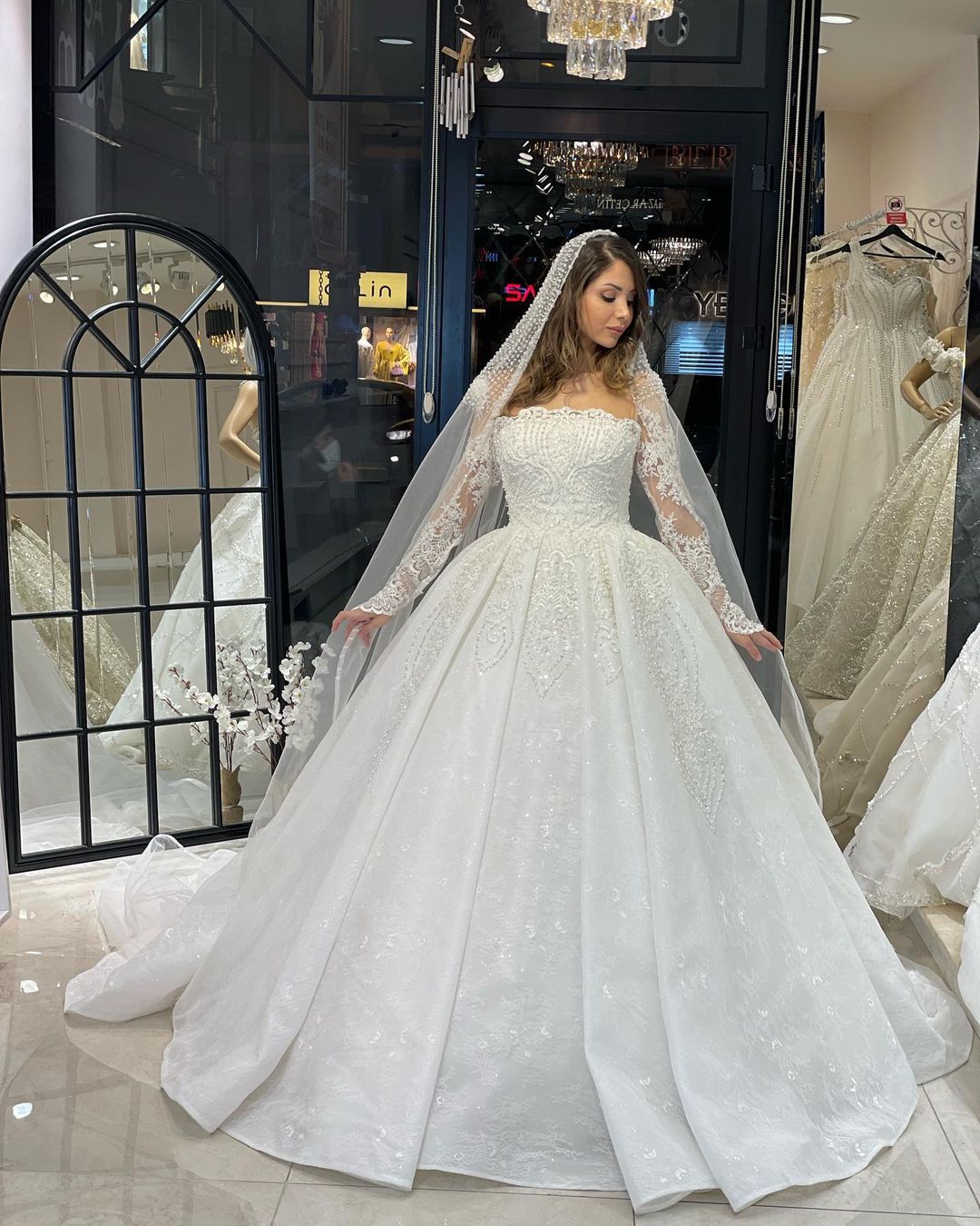 Deluxe bodenlanges, langärmliges A-Linien-Brautkleid aus Spitze mit Rüschen