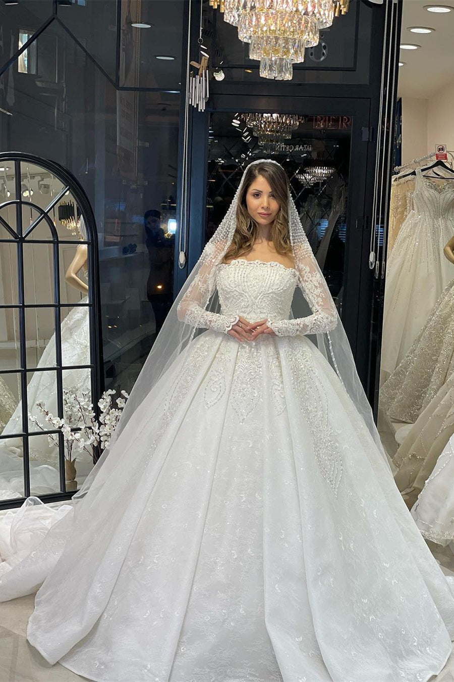 Deluxe bodenlanges, langärmliges A-Linien-Brautkleid aus Spitze mit Rüschen