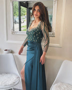 Abito da sera lungo con spacco, maniche lunghe a colonna, scollo a cucchiaio, strass, raso e tulle