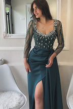 Abito da sera lungo con spacco, maniche lunghe a colonna, scollo a cucchiaio, strass, raso e tulle