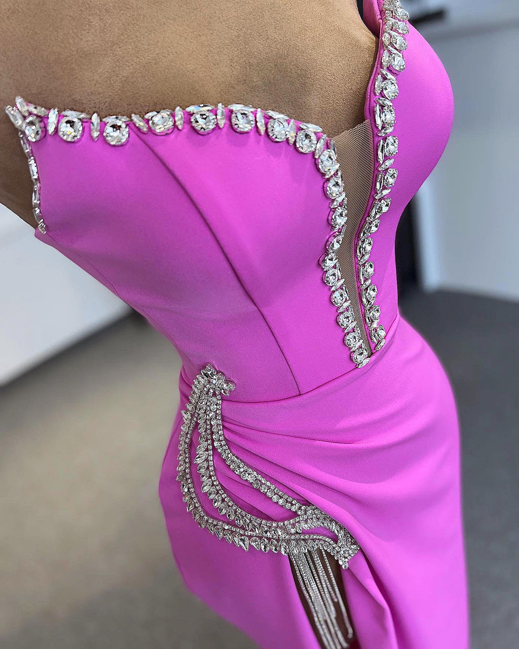 Abito da cerimonia con colonna, senza spalline, senza maniche, in tulle e raso, con strass e spacco frontale