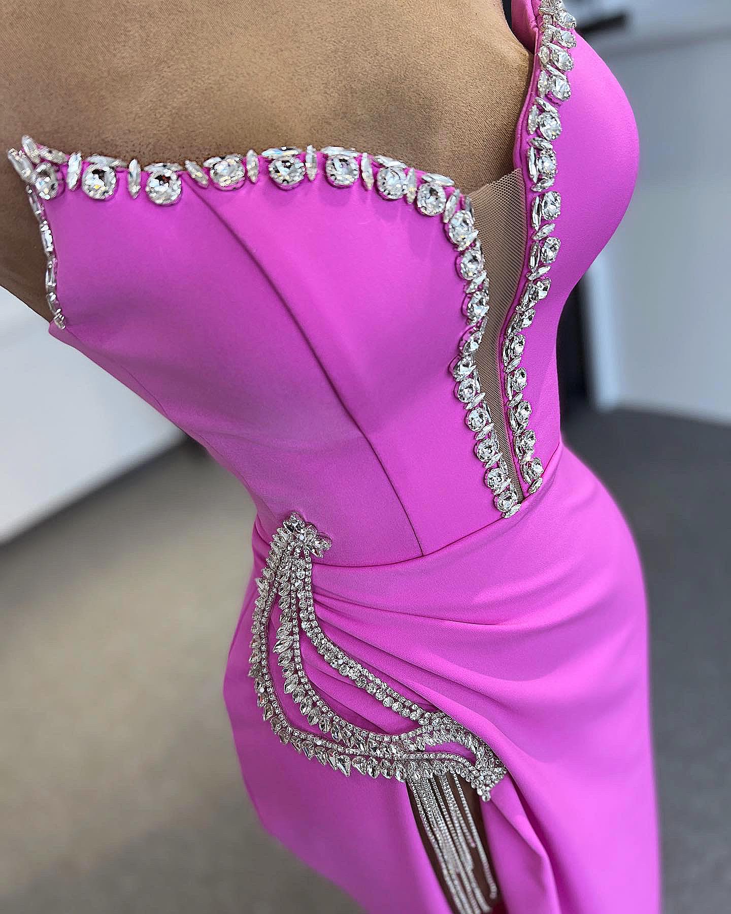 Abito da cerimonia con colonna, senza spalline, senza maniche, in tulle e raso, con strass e spacco frontale