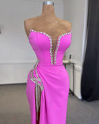 Abito da cerimonia con colonna, senza spalline, senza maniche, in tulle e raso, con strass e spacco frontale
