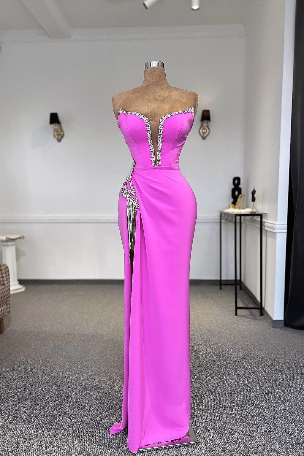 Abito da cerimonia con colonna, senza spalline, senza maniche, in tulle e raso, con strass e spacco frontale