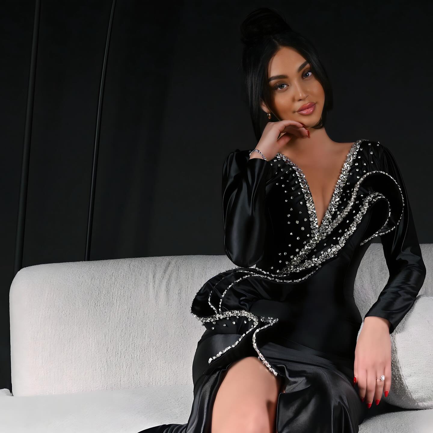 Vestidos de fiesta negros de satén con pedrería y escote en V de diseñador, manga larga