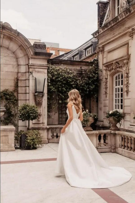 Robe de mariée longue droite à encolure en V, simple, en satin, sans manches, avec fente
