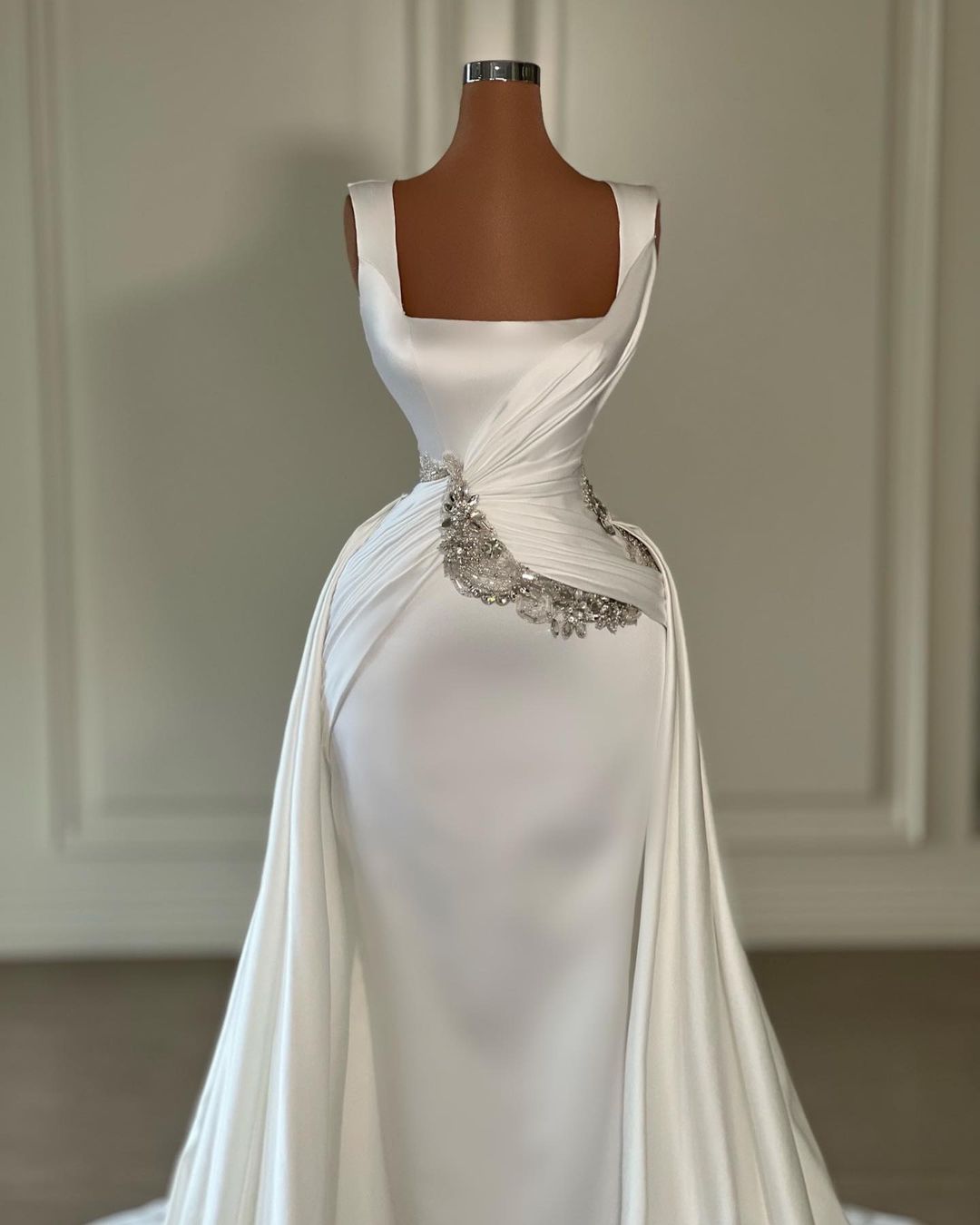 Robe de mariée longue ivoire en ligne A avec bretelles, ornements, sans manches et traîne