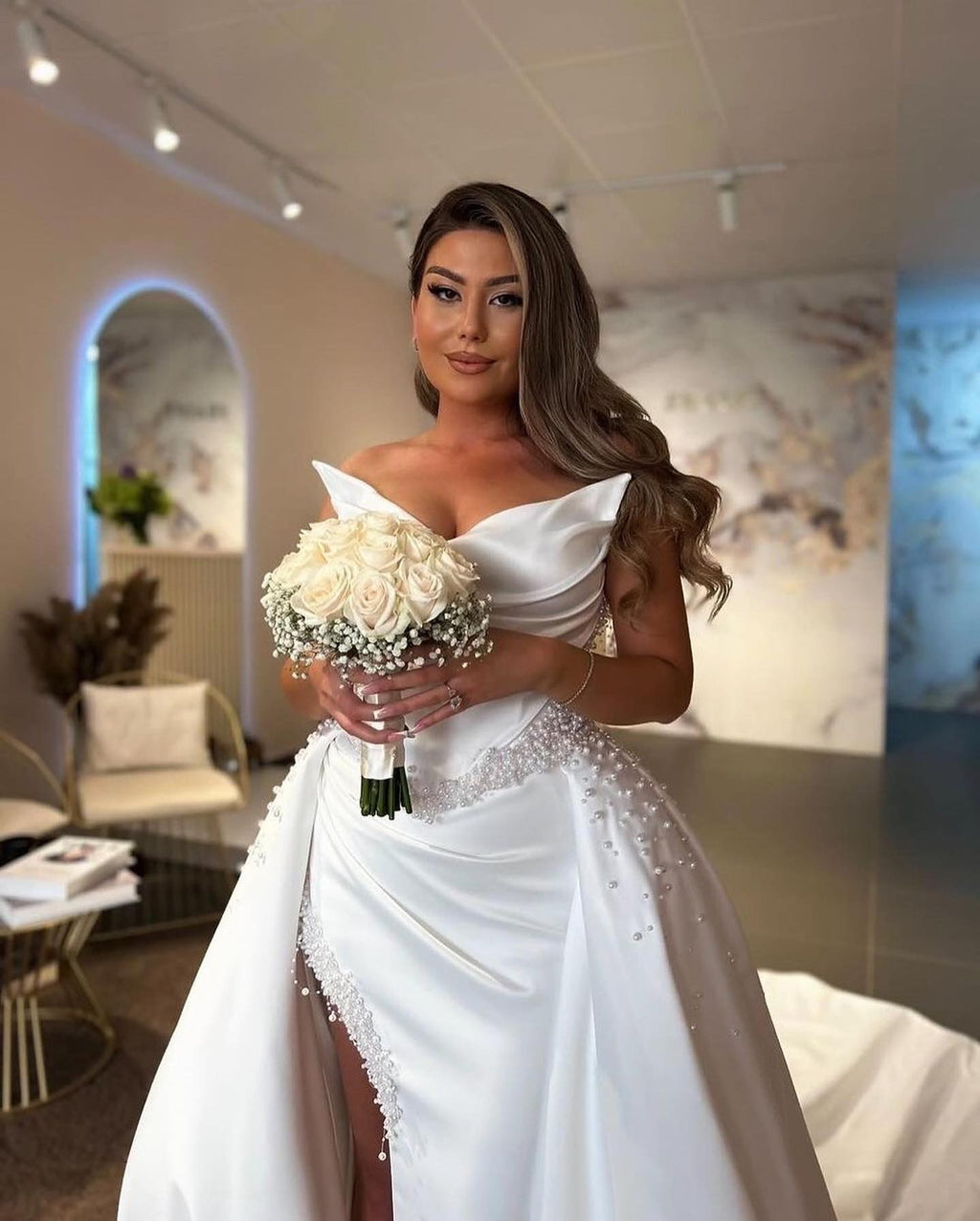 Vestido de Noiva Branco Longo em Linha A com Fenda Alta, Sem Mangas, Decote em V, Cetim, Vestidos Nupciais