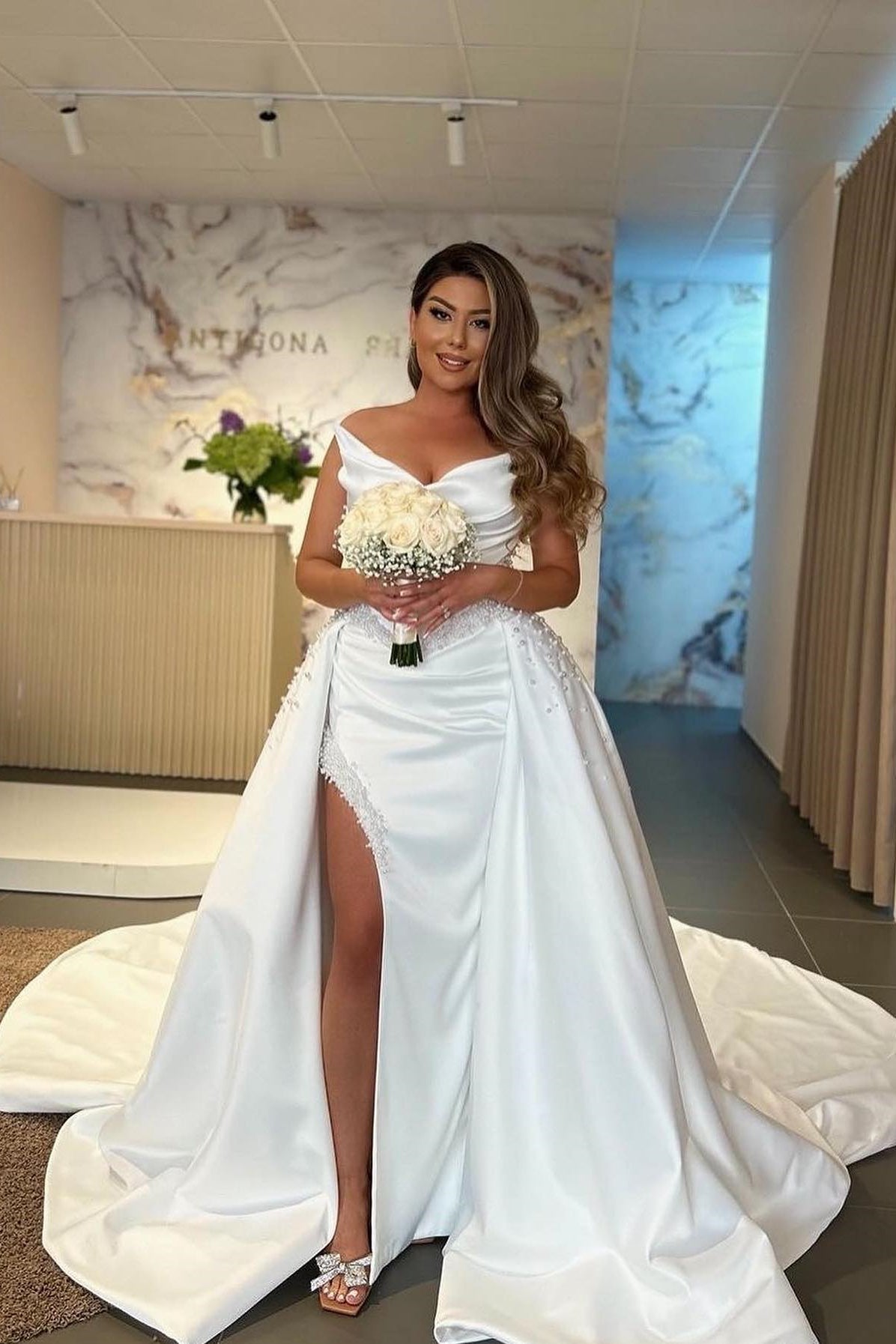 Robe de mariée longue blanche en ligne A, fendue haute, sans manches, col en V, en satin, tenue nuptiale élégante