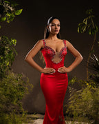 Abito da sera rosso in raso senza spalline con scollo a barca, decorato con strass, stile sirena di alta moda