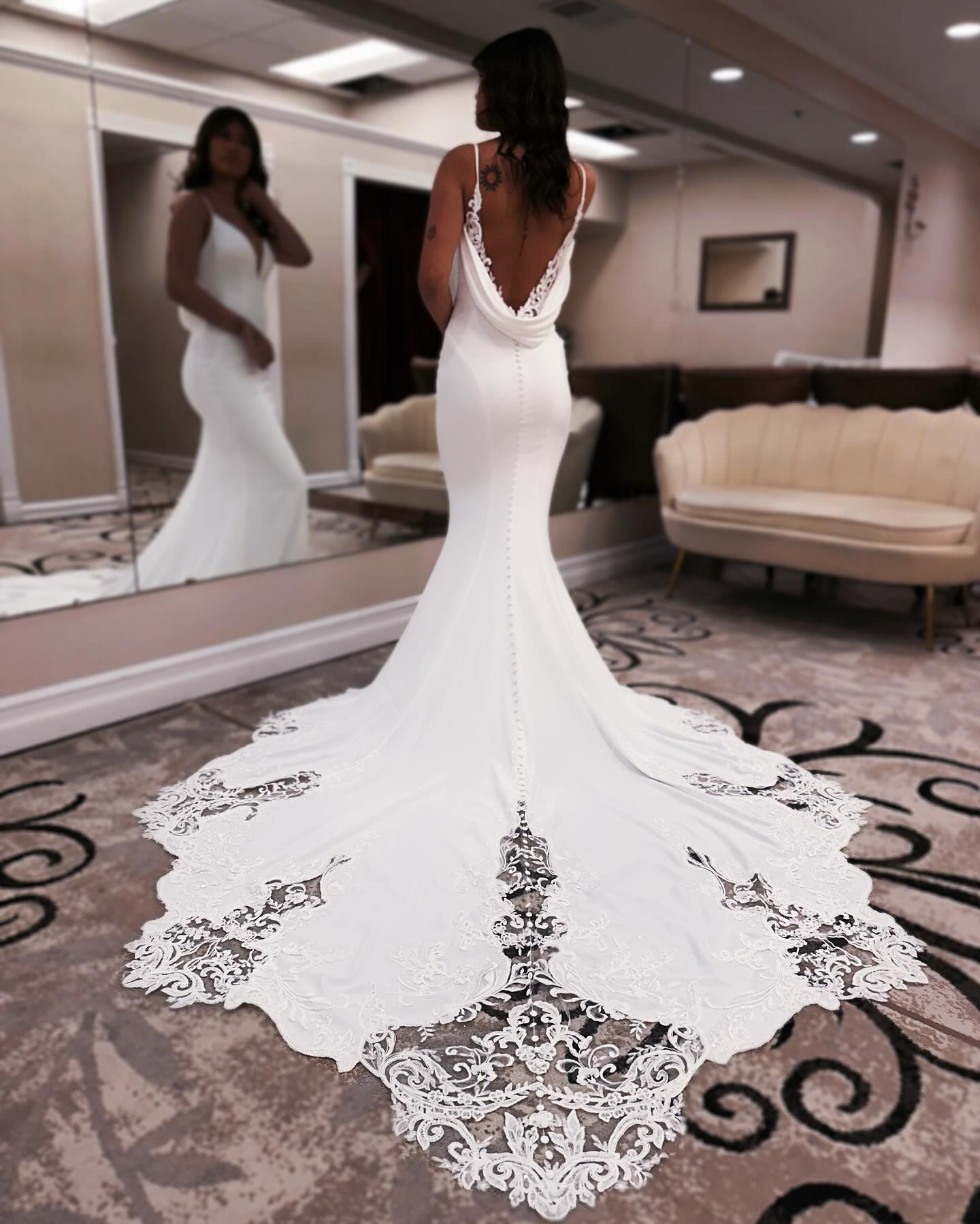 Vestidos de novia de diseñador con escote sirena, tirantes finos, sin mangas, apliques, encaje satinado, espalda abierta y cola