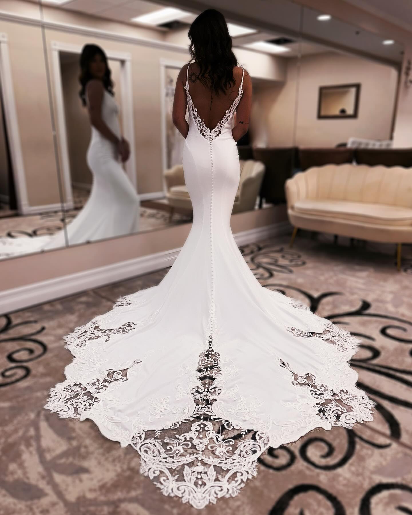 Vestidos de novia de diseñador con escote sirena, tirantes finos, sin mangas, apliques, encaje satinado, espalda abierta y cola