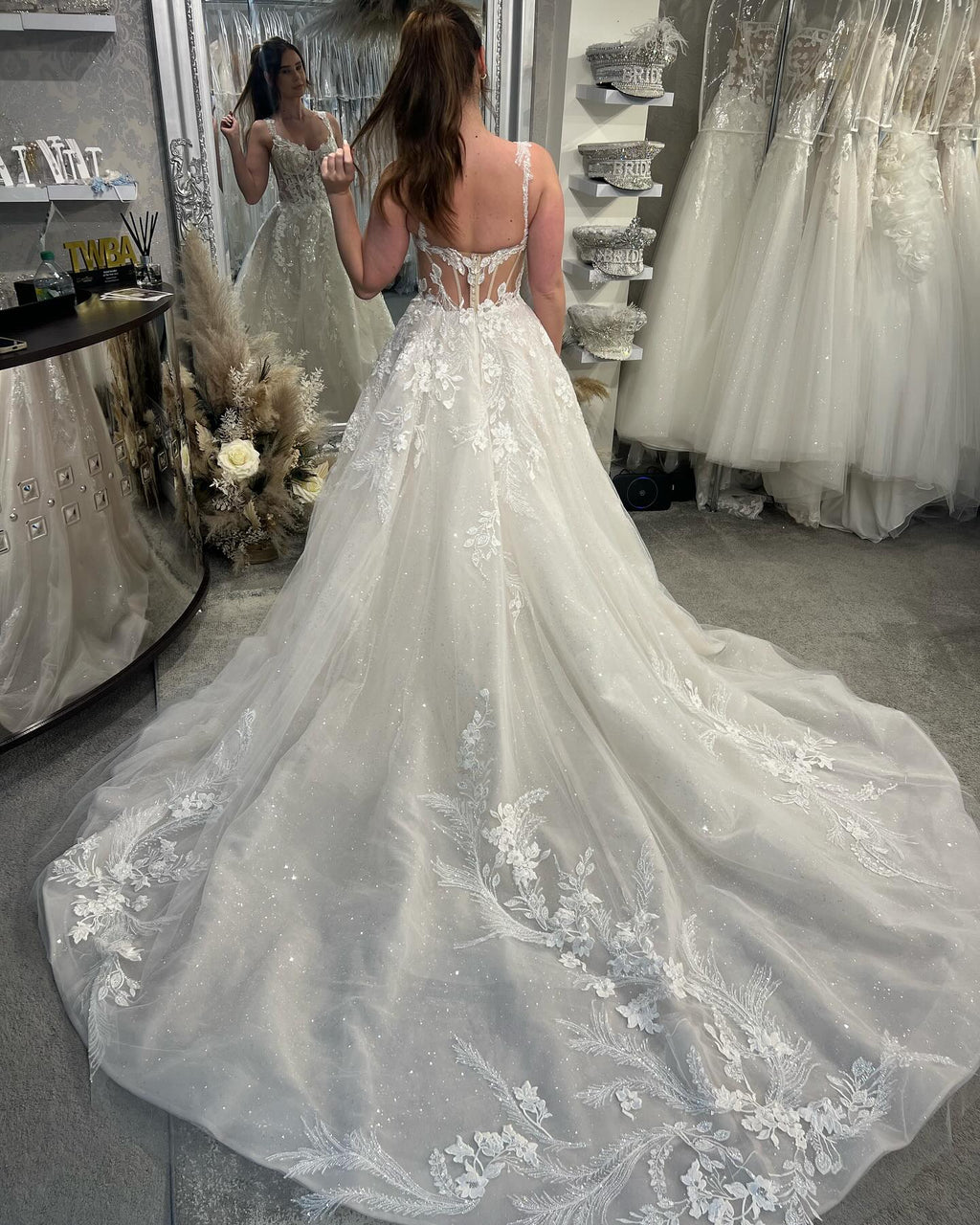 Designer White A-line  Spaghetti Straps Sleeveless Tulle Wedding Dresses With Lace