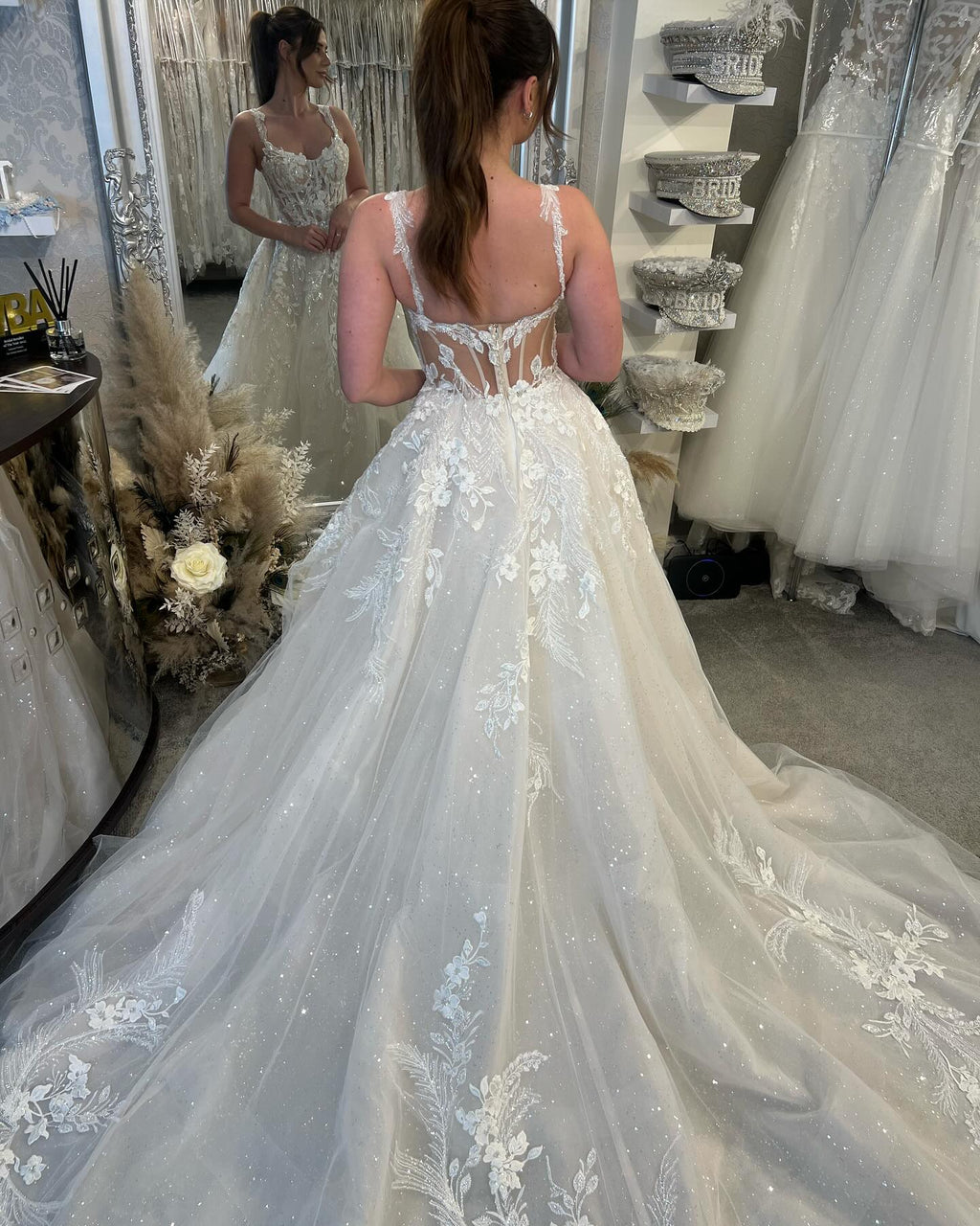 Designer White A-line  Spaghetti Straps Sleeveless Tulle Wedding Dresses With Lace