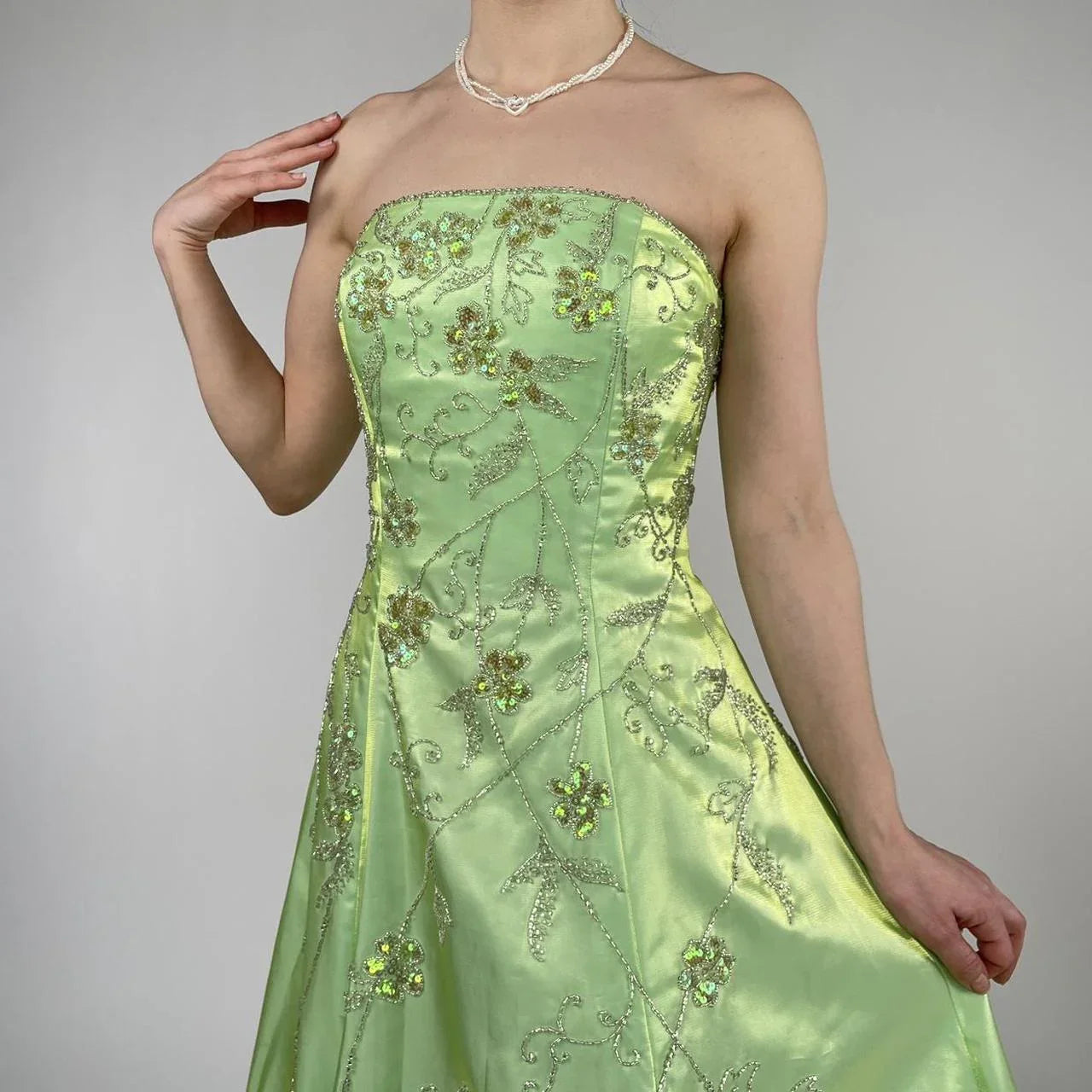Abito da sera verde in raso senza spalline con perline, linea a trapezio, modello Y8412