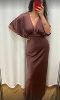 Vestido largo de gala marrón satinado con escote en V profundo Y8449