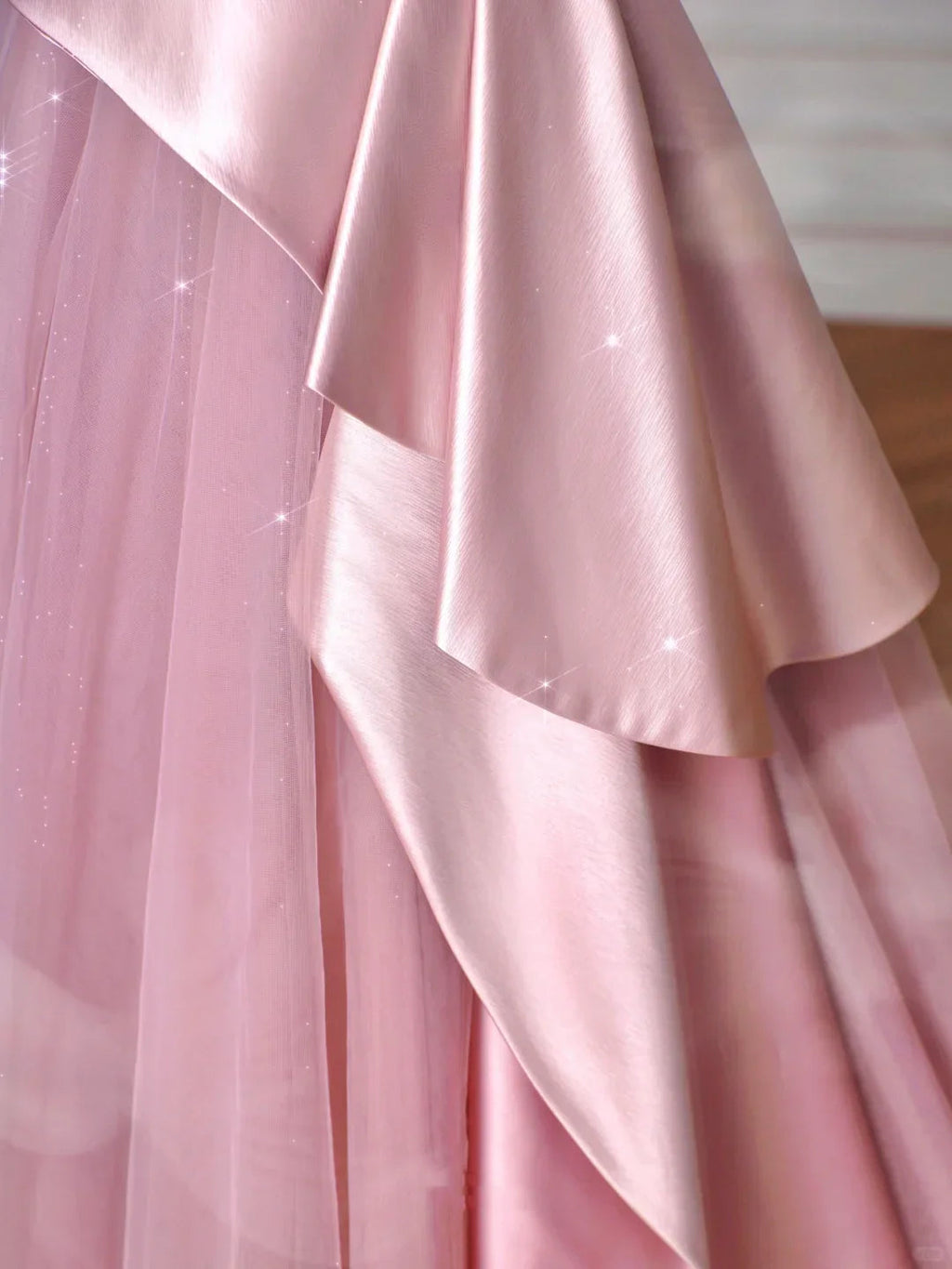 Elegantes Feder-Ballkleid ohne Träger aus Tüll und Satin in Rosa, A-Linie, Abschlussball- und Abendkleid Y8629
