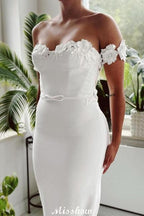 Robe de mariée blanche longue élégante style sirène avec dentelle et traîne, décolletée épaules dénudées