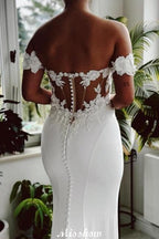 Robe de mariée blanche longue élégante style sirène avec dentelle et traîne, décolletée épaules dénudées
