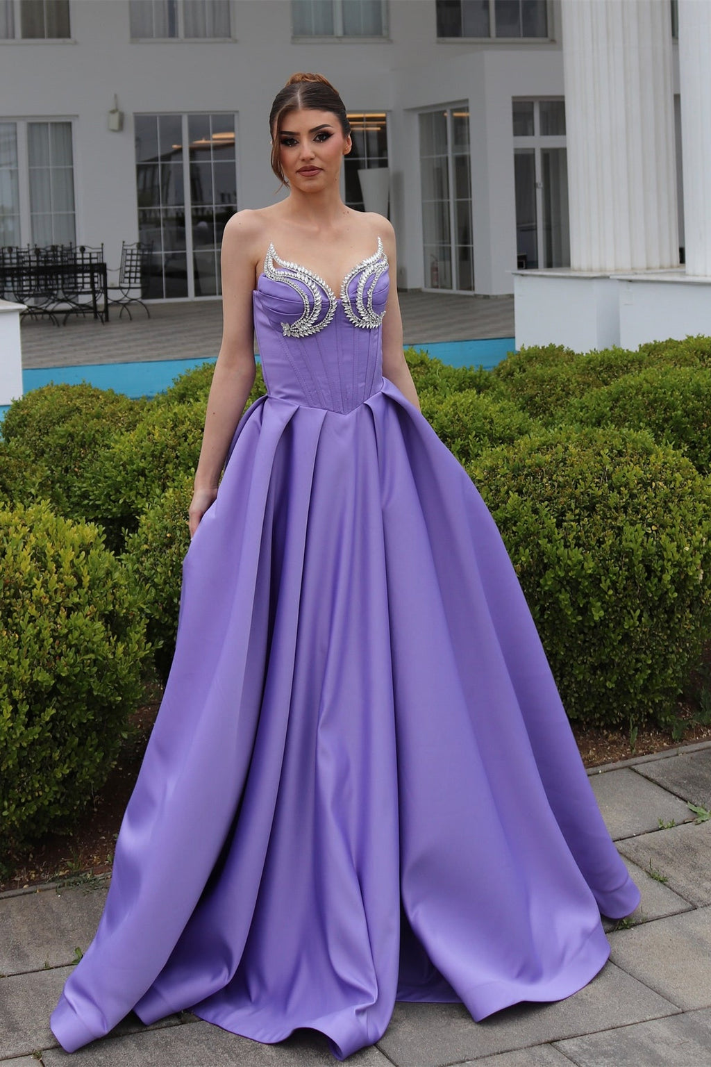 Elegante abito da sera viola in raso, linea a trapezio, scollo a cuore, senza maniche con volant
