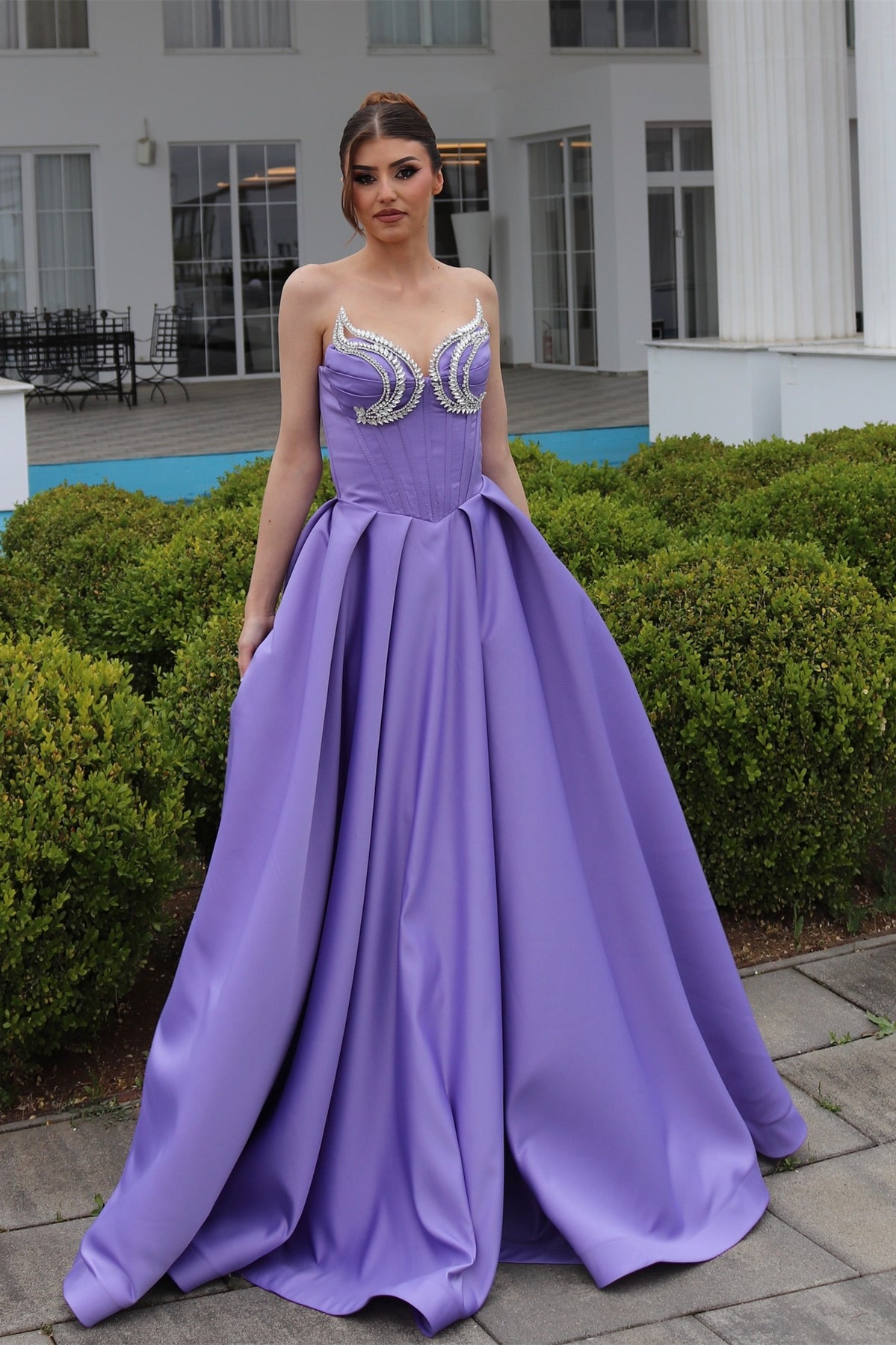 Elegante abito da sera viola in raso, linea a trapezio, scollo a cuore, senza maniche con volant