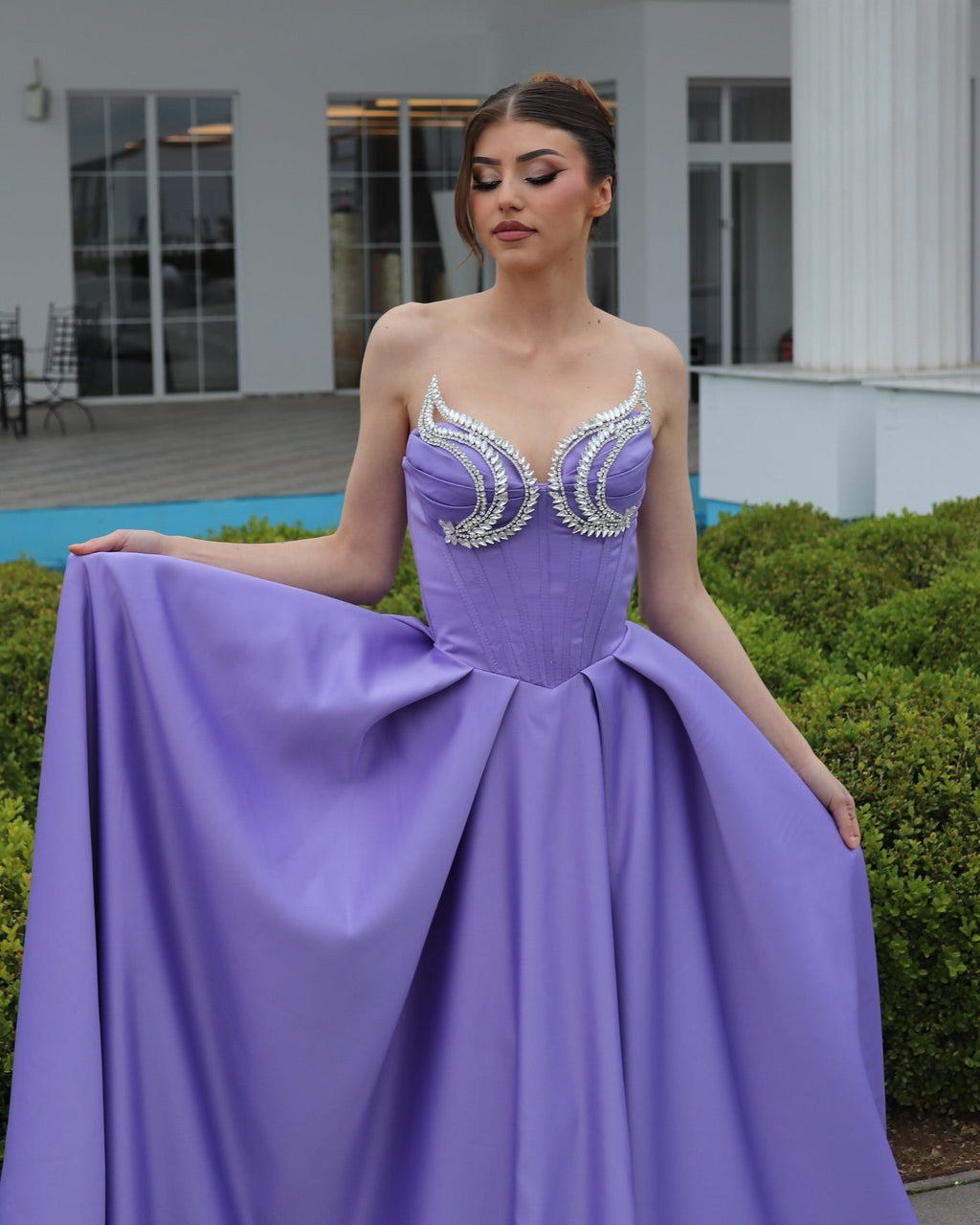 Elegante abito da sera viola in raso, linea a trapezio, scollo a cuore, senza maniche con volant