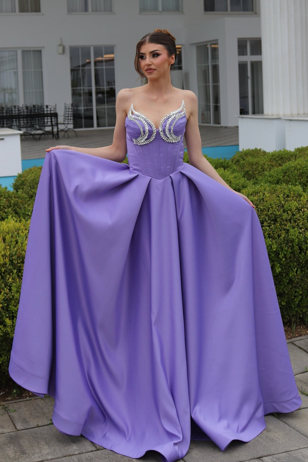 Elegante abito da sera viola in raso, linea a trapezio, scollo a cuore, senza maniche con volant