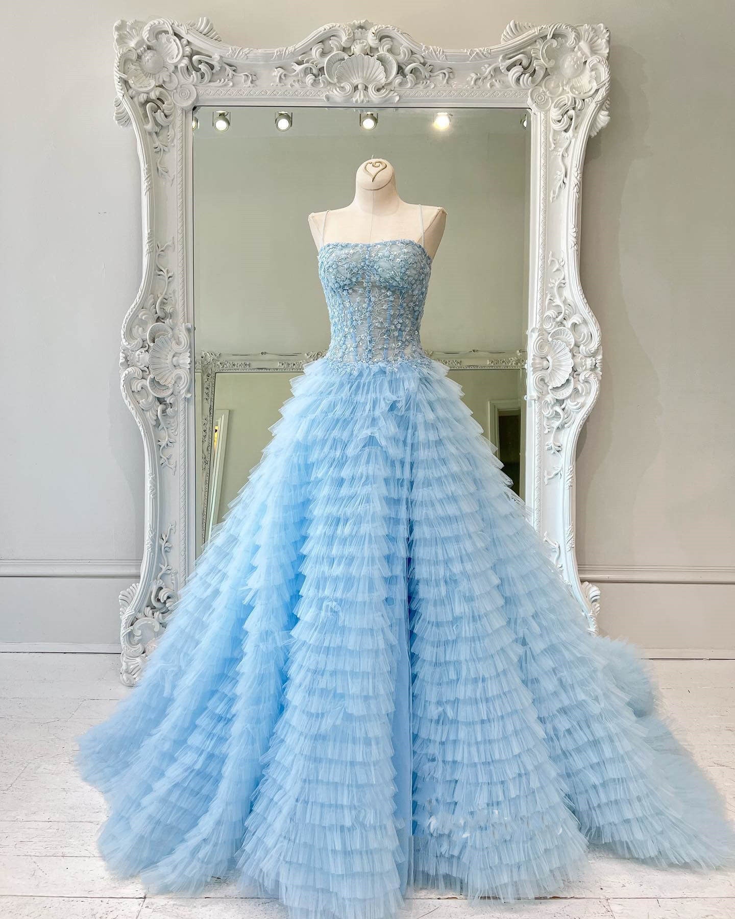 Abito lungo da sera a balze in tulle con paillettes a linea ad A