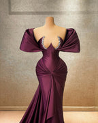 Elegante abito lungo da sera in raso, linea a trapezio, maniche a cappuccio, scollatura a spalle scoperte con volant