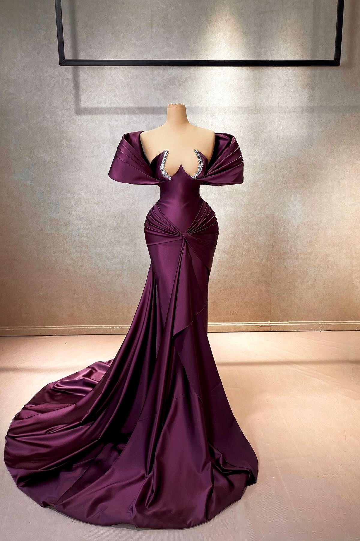 Elegante abito lungo da sera in raso, linea a trapezio, maniche a cappuccio, scollatura a spalle scoperte con volant