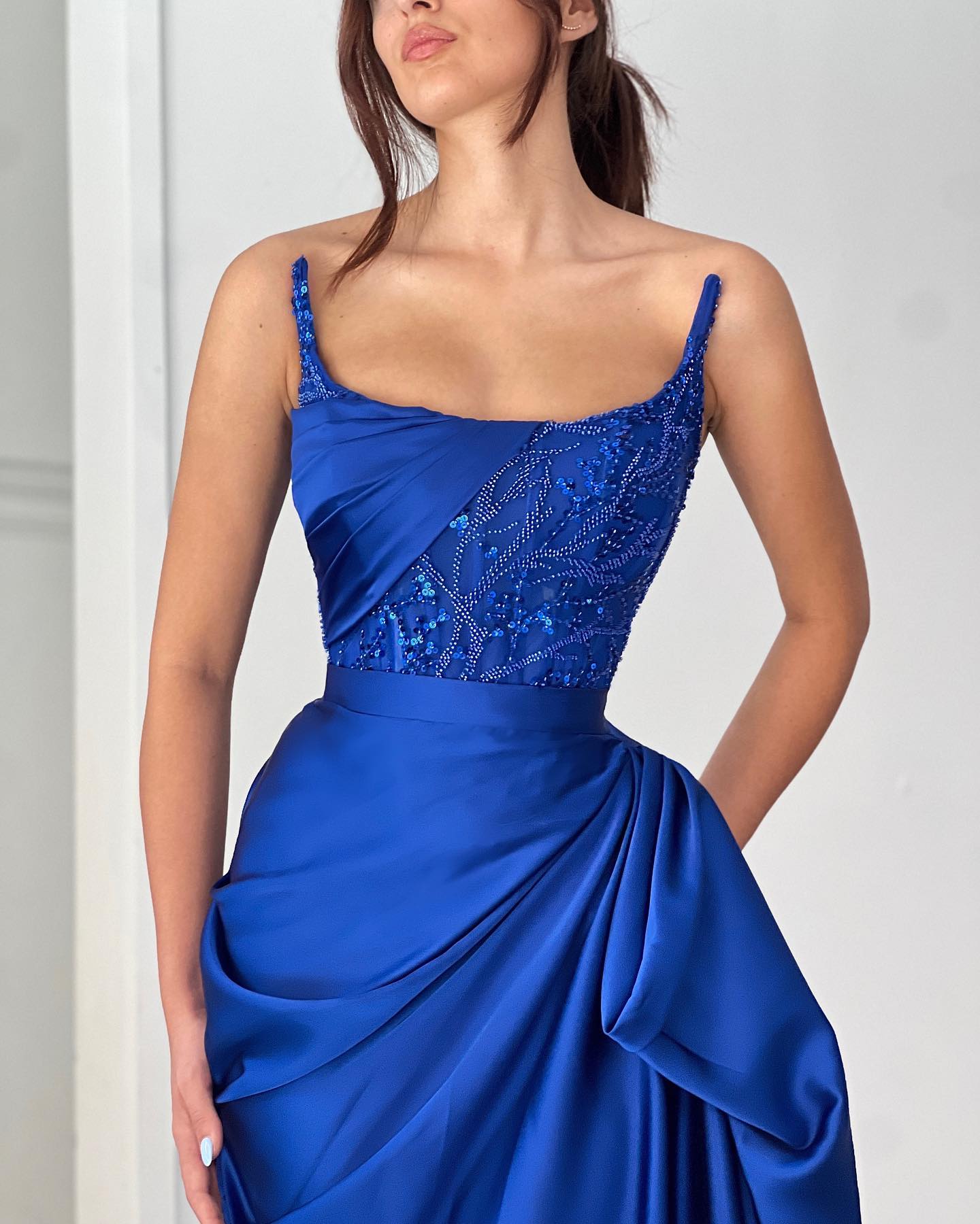 Elegante abito da sera blu oceano in raso, senza maniche, con scollo quadrato e balze a linea ad A