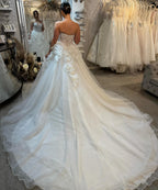 Elegante abito da sposa a linea ad A, senza spalline e senza maniche, in pizzo, con paillettes e tulle