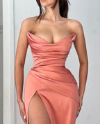 Elegante abito lungo da sera in raso senza spalline, senza maniche, con spacco e linea a trapezio