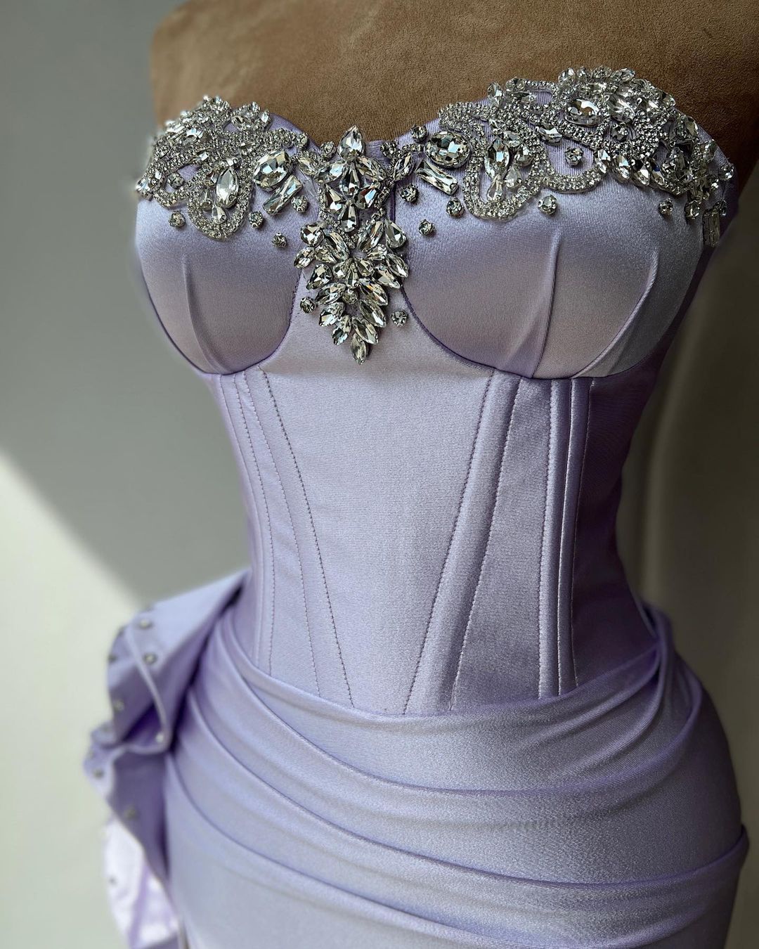 Vestido de Baile Elegante com Coluna, Corações, Contas, Folhos e Fenda