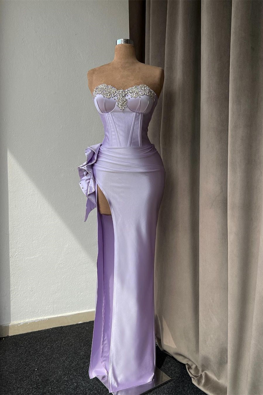 Vestido de Baile Elegante com Coluna, Corações, Contas, Folhos e Fenda