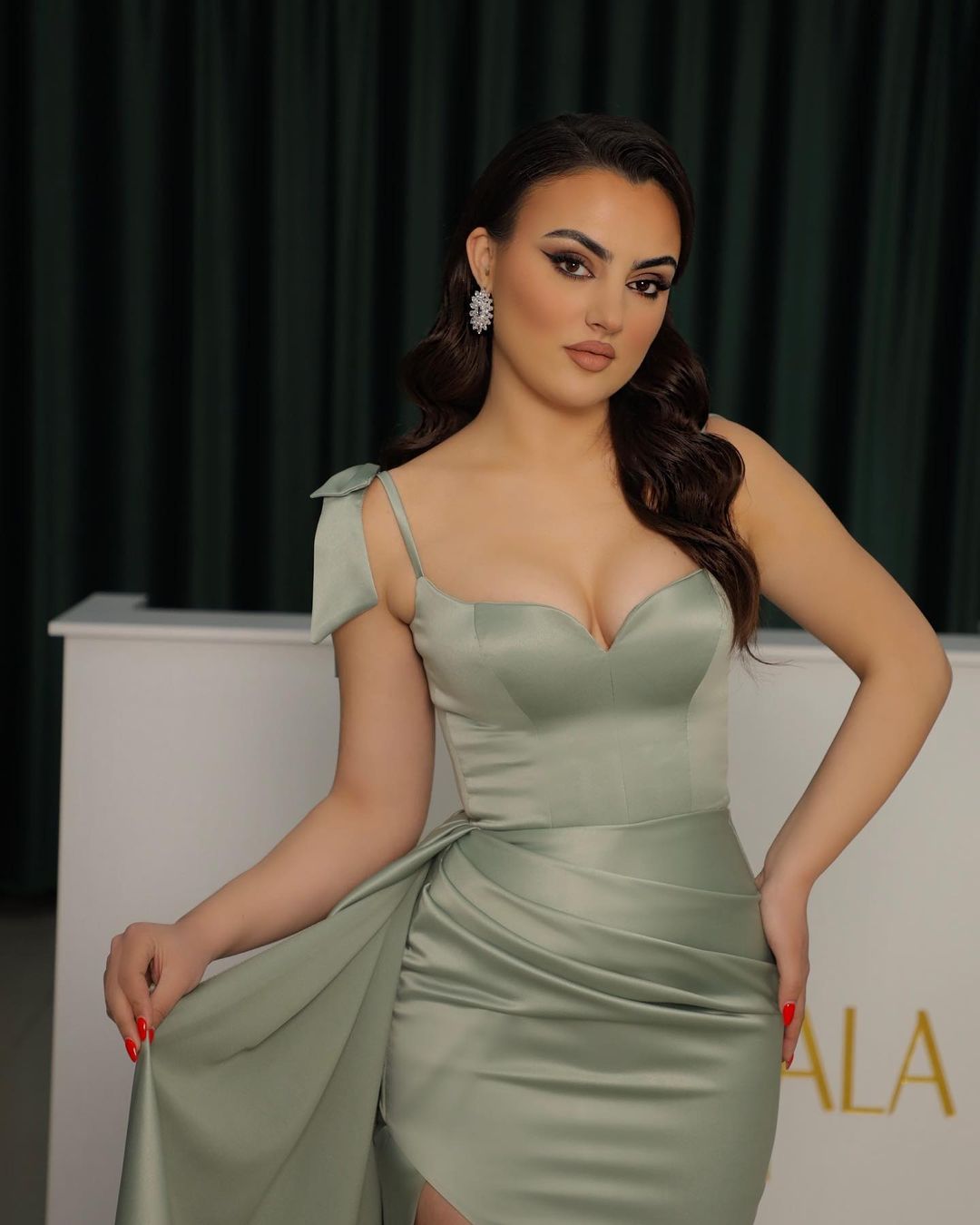 Vestido de Baile Elegante Verde-Sálvia Esbatido com Decote Coração e Fenda com Folhos