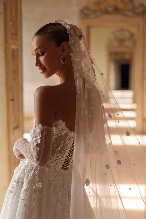 Elegantes Elfenbein Langes A-Linie Trägerloses Spitze Herzausschnitt Brautkleid