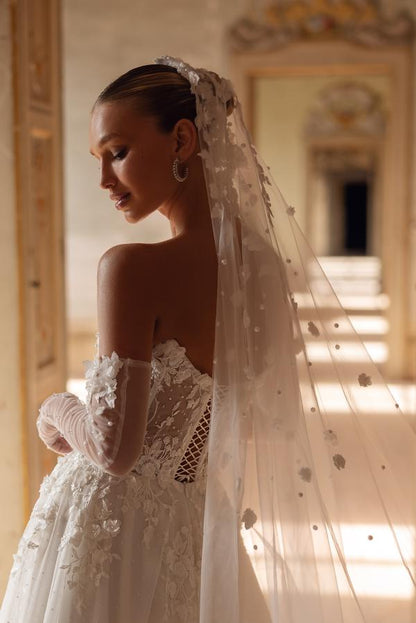 Elegantes Elfenbein Langes A-Linie Trägerloses Spitze Herzausschnitt Brautkleid