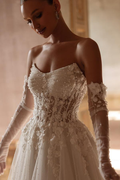 Elegantes Elfenbein Langes A-Linie Trägerloses Spitze Herzausschnitt Brautkleid