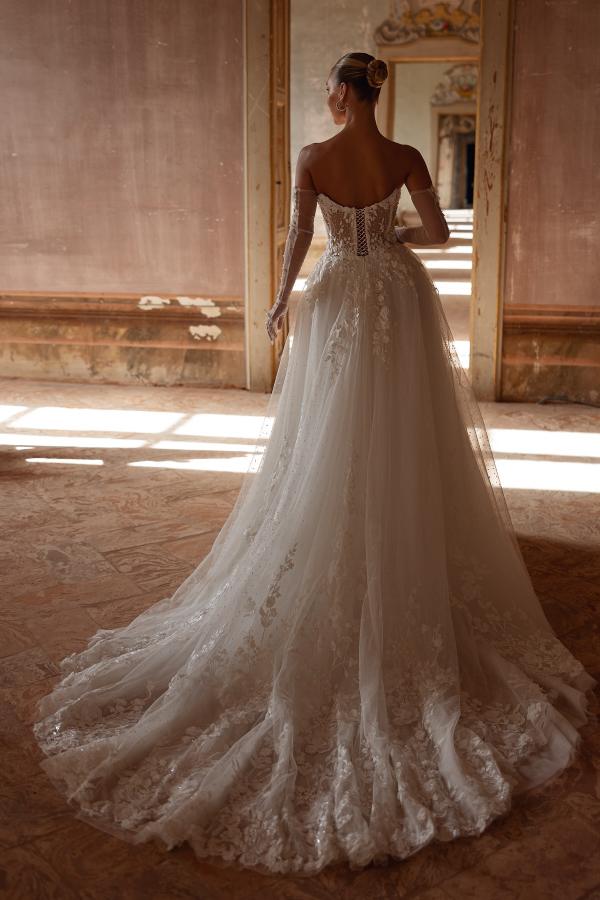 Elegantes Elfenbein Langes A-Linie Trägerloses Spitze Herzausschnitt Brautkleid