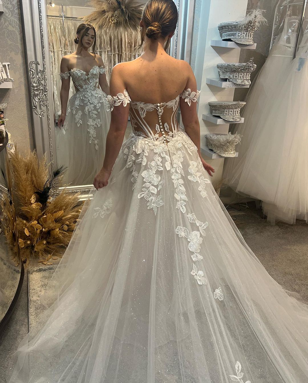 Abito da sposa elegante lungo a linea ad A con scollo a cuore e spalle scoperte, applicazioni e glitter