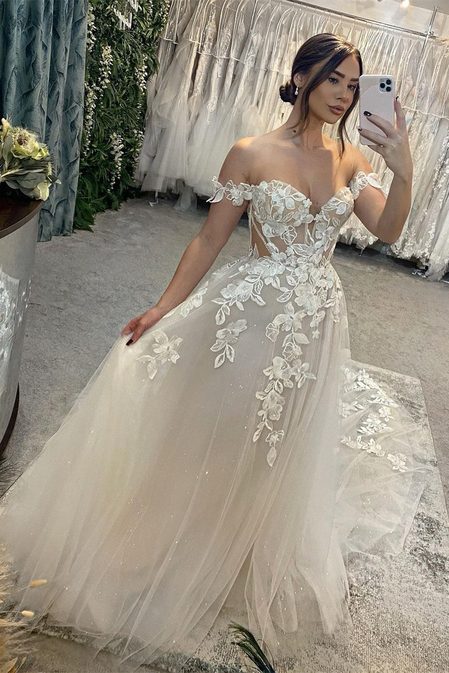 Abito da sposa elegante lungo a linea ad A con scollo a cuore e spalle scoperte, applicazioni e glitter