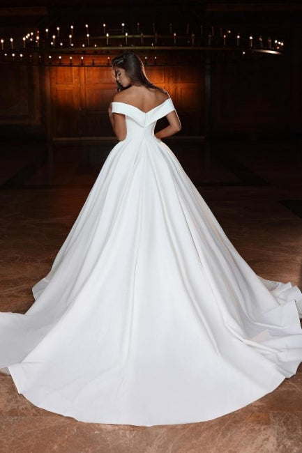 Elegante abito da sposa lungo a linea ad A, scollatura a V e spalle scoperte in raso