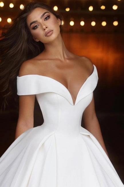 Elegante abito da sposa lungo a linea ad A, scollatura a V e spalle scoperte in raso
