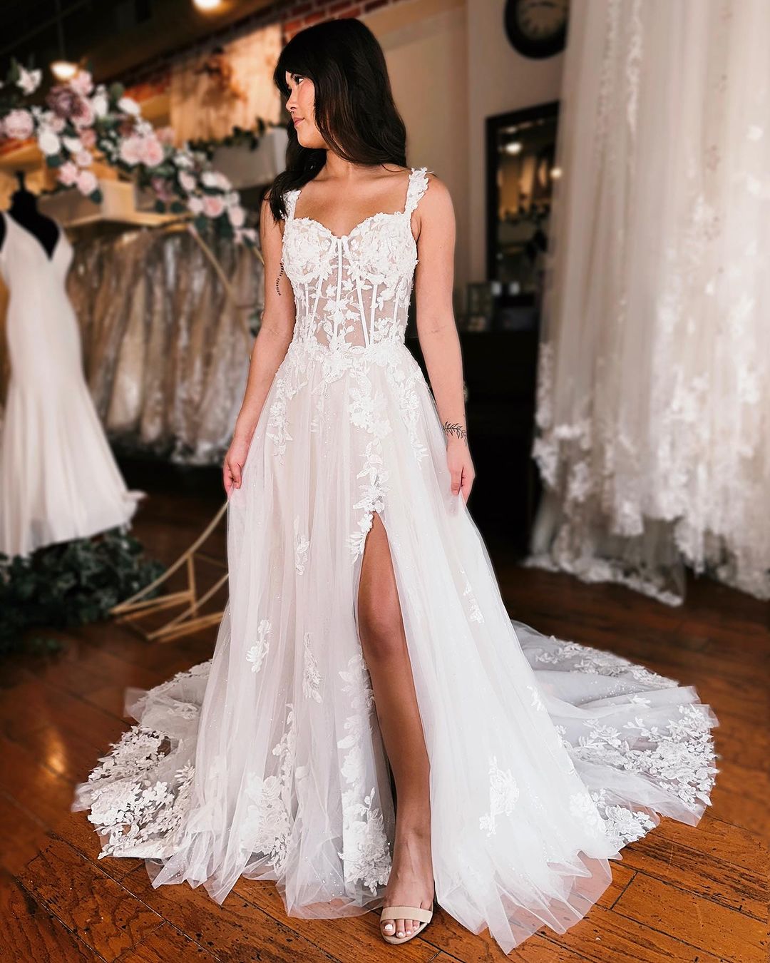 Abito da sposa elegante lungo a linea ad A, senza maniche, con spalline in pizzo e spacco