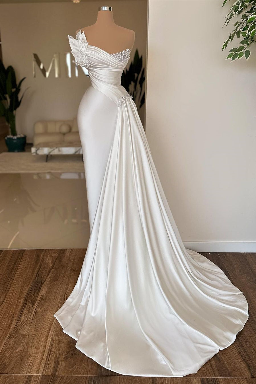 Elegante abito lungo color avorio a sirena senza maniche in raso con perle per cerimonia